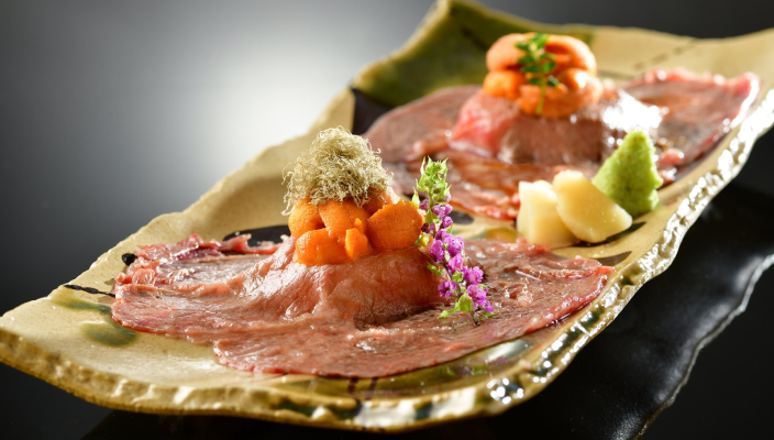 「源峰特選套餐」(每位HK$1,680)涵蓋壽司12件、刺身3款、季節和食、燒物，另外附前菜、椀物和甜品等。